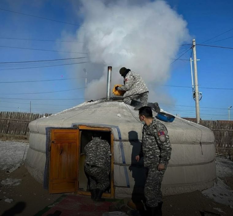 Багануур дүүрэгт эзэнгүй айл шатаж байсныг үерийн далан шалгаж явсан алба хаагчид очиж унтраажээ.