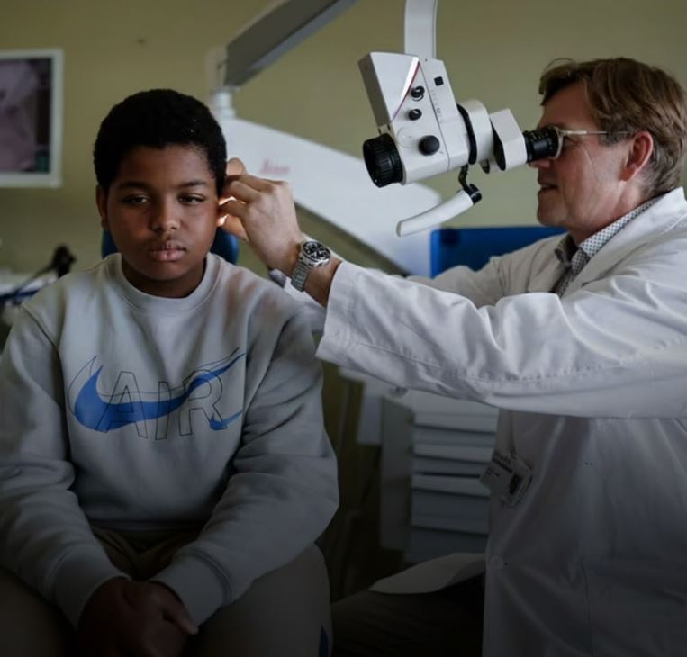 Төрөлхийн сонсголгүй 11 настай хүү дэлхийд анх удаа генийн эмчилгээгээр сонсголтой болжээ