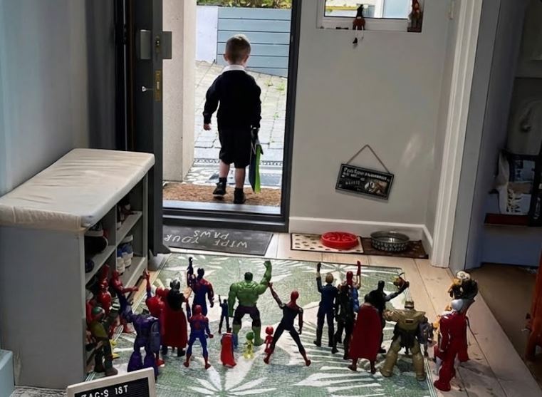 Хүүгийнхээ айдсыг дарж урам өгөхийн тулд сургуулийнх нь анхны өдөр супер баатруудаар үдүүлжээ