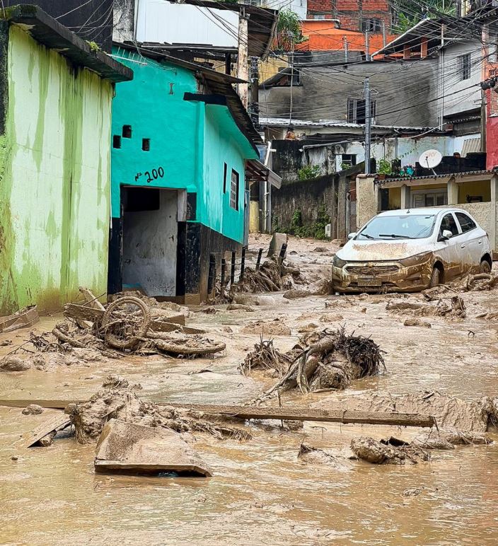 Бразилд түүхэн дэх хамгийн их хэмжээний бороо орж, улс даяар "Онцгой байдал" зарлалаа