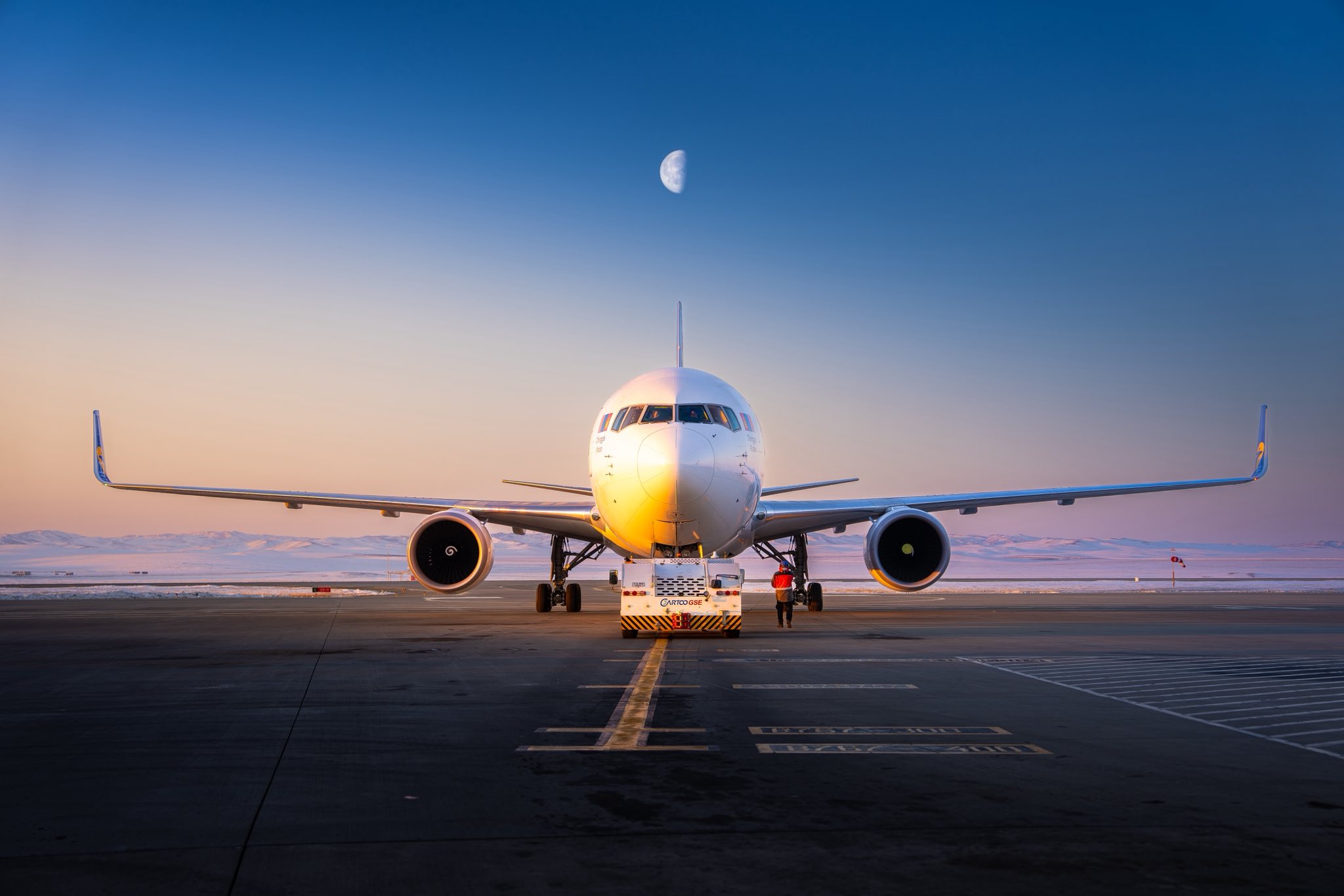 Дубайгаас тусгай үүргийн онгоц иргэдээ авч ирлээ