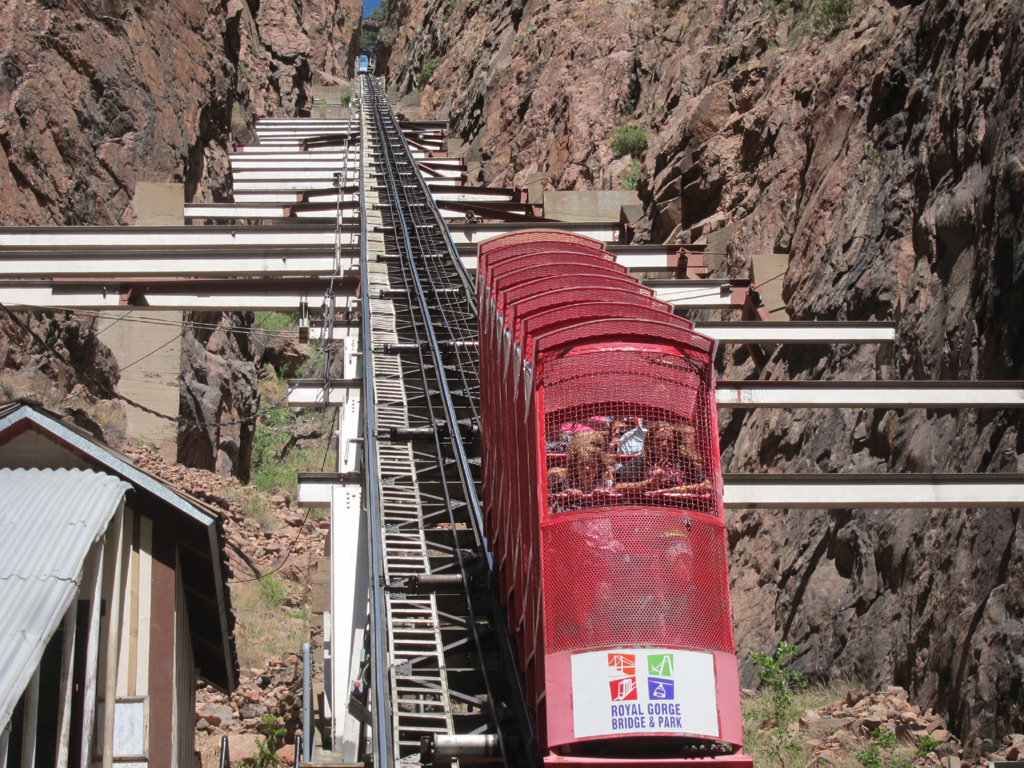 Энэ бол гар хийцийн жижиг метро